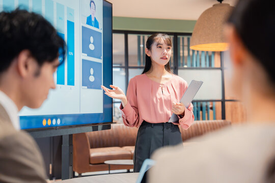 オフィスでプレゼンをする若い女性