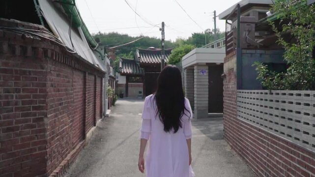 골목을 걷는 여성4(골목길+길거리+긴머리+뒷모습+원피스+한국+주택)
