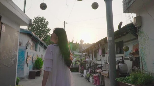 골목을 걷는 여성5(골목길+길거리+긴머리+뒷모습+원피스+한국+주택+노을)