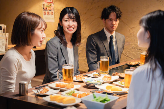居酒屋で飲む若手の社会人
