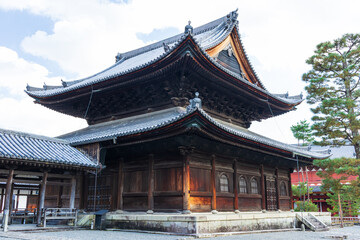 Obraz premium 日本の風景・秋 京都 紅葉の妙心寺 法堂