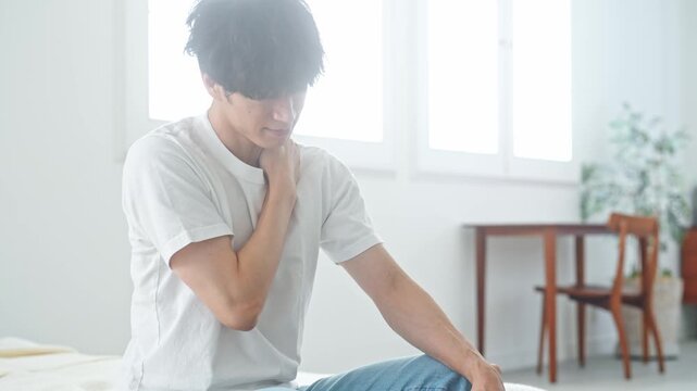 疲労を感じる男性。肩こり、疲れ、ライフスタイル、ボディケア、マッサージ、倦怠感、ヘルスケア、健康