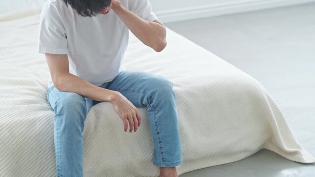 疲労を感じる男性。疲れ、寝不足、ライフスタイル、ボディケア、マッサージ、肩こり、ヘルスケア、健康