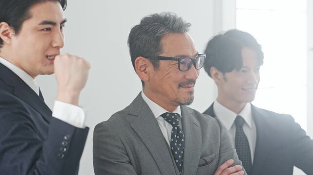 男性ビジネスパーソンのグループ。チームワーク、人材、経営、団結、企業、会社、リーダー、社長、上司
