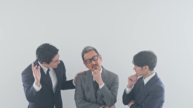 悩む男性ビジネスパーソンのグループ。経営、上司、部下、指導、人手不足、要望、疑問、不満、不安、心配