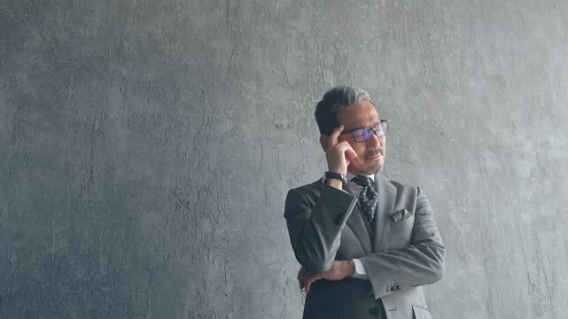 悩むミドル男性ビジネスパーソン。社長、経営者、不安、心配、不満、考える、疑問、困る、経営、課題、問題
