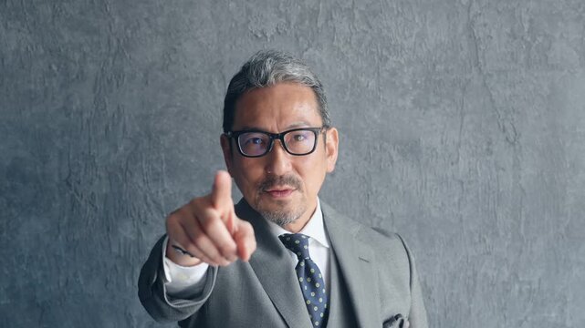 指をさすミドル男性ビジネスパーソン。指導、目標、社長、経営者、リーダーシップ、挑戦、チャレンジ、指示
