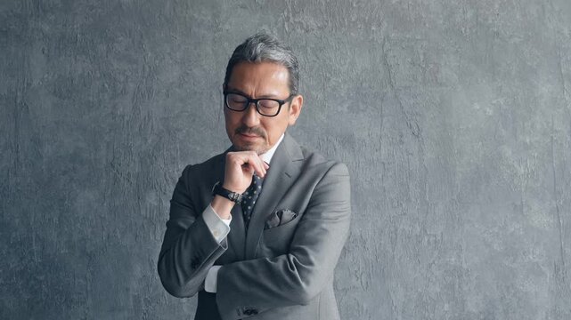 悩むミドル男性ビジネスパーソン。社長、経営者、不安、心配、不満、考える、疑問、困る、経営、課題、問題