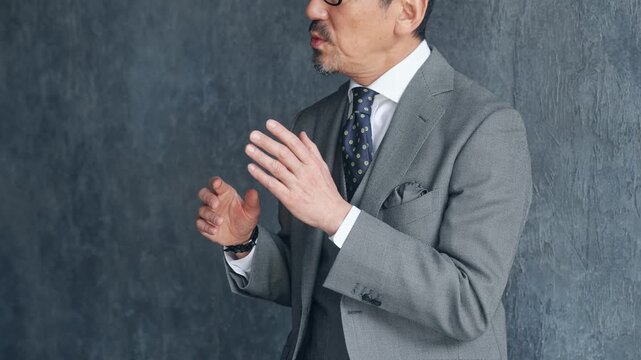 会話するミドル男性ビジネスパーソン。インタビュー、取材、会議、説明、プレゼン、社長、経営者、営業