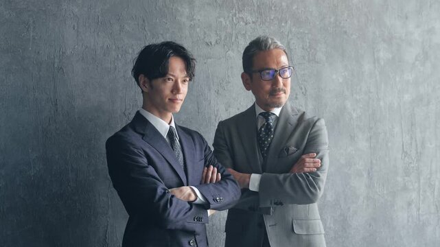 男性ビジネスパーソンのグループ。上司、部下、チームワーク、人材、経営、後継者、事業承継、自信、親子