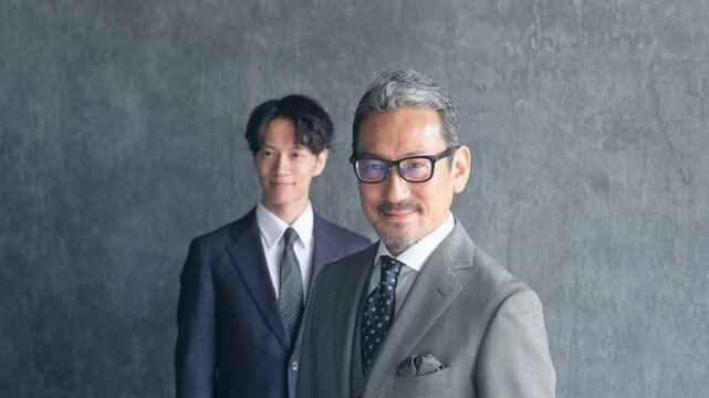 二人の男性ビジネスパーソン。上司、部下、社長、経営者、人材、世代交代、事業承継、笑顔、企業、クール