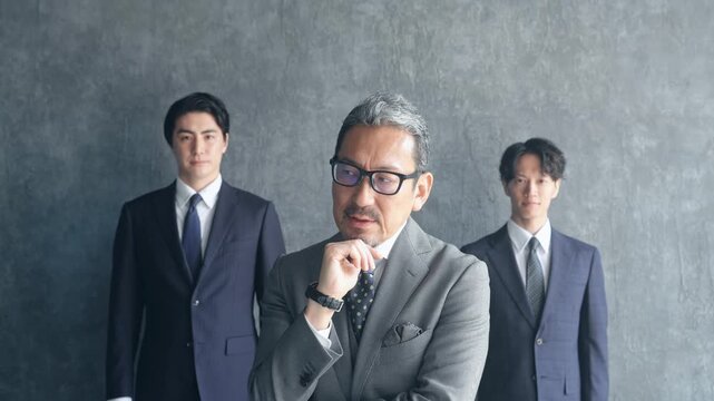 悩むミドル男性ビジネスパーソン。上司、社長、経営者、人材、採用、不安、心配、困る、部下、指導、課題