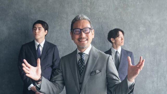 笑顔の上司と不貞腐れる部下。ワンマン社長、経営者、不満、人材、リーダー、人望、企業、採用、指導、人事