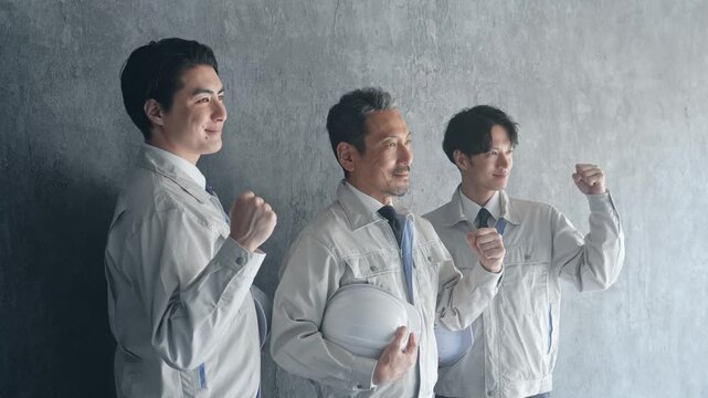 ガッツポーズする男性作業員のグループ。建設、工場、エンジニア、工務店、産業、人材、挑戦、業者、工事