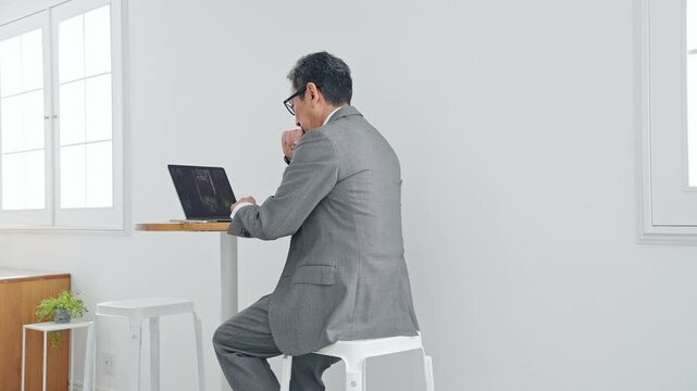 ノートPCを使う男性ビジネスパーソン。パソコン、ビジネス、仕事、DX、オフィス、デジタル、カフェ