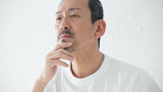 生え際と髭が気になるミドル男性。育毛、脱毛、白髪、メンズビューティ、コスメ、中高年、薄毛、悩み