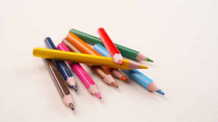 Obraz premium Colored sharpened wooden pencils in various colors