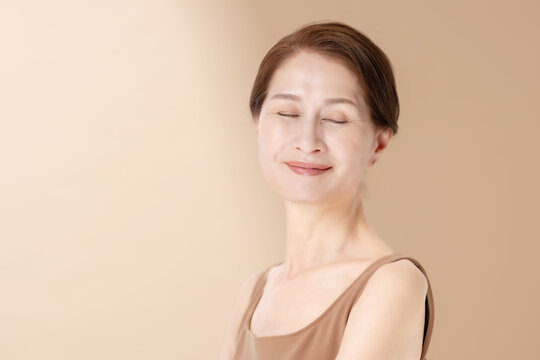 美容　女性　ベージュバック