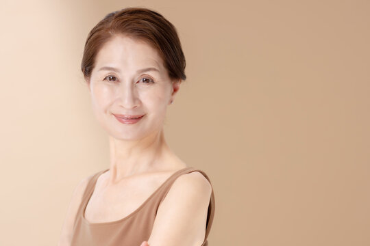 美容　女性　ベージュバック