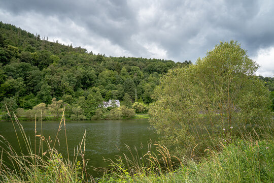 Zwischen hohen Gr&auml;sern und dem ruhigen Wasser der Mosel tauchte pl&ouml;tzlich dieses einsame Haus am Waldrand auf, als h&auml;tte es sich dort vor vielen Jahren versteckt und beschlossen, f&uuml;r immer zu bleiben.