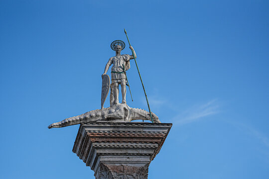 statue of liberty in paris