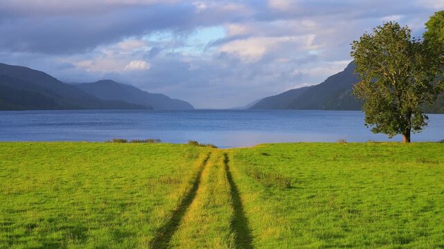 Loch Ness am Abend, Loch Ness, Schottland, Vereinigtes K&ouml;nigreich, Gro&szlig;britannien