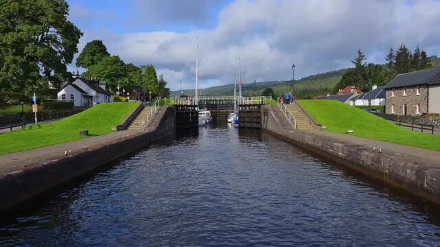 Panorama einer Schleuse mit Bergkulisse und sonnigem Himmel, Kaledonischer Kanal, Fort Augustus, Loch Ness, Schottland, Vereinigtes K&ouml;nigreich, Gro&szlig;britannien