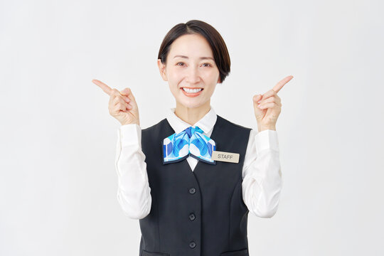 左右を指差す女性スタッフ　受付嬢・銀行員　白背景