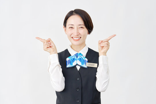 左右を指差す女性スタッフ　受付嬢・銀行員　白背景