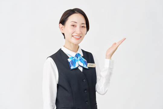 右側を手で指す女性スタッフ　受付嬢・銀行員　白背景