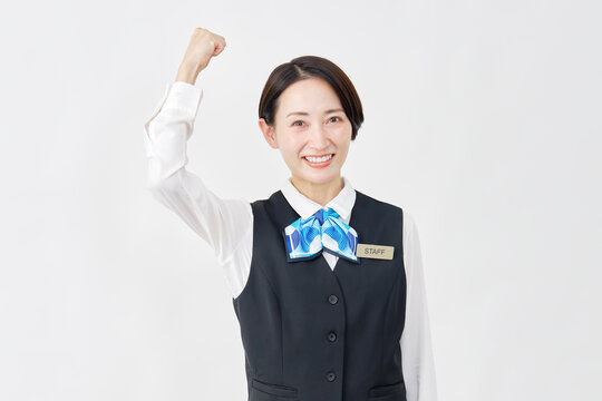 女性スタッフ　受付嬢・銀行員　ガッツポーズ　白背景