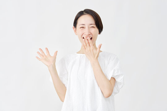 笑顔で驚くミドルエイジ女性　白背景