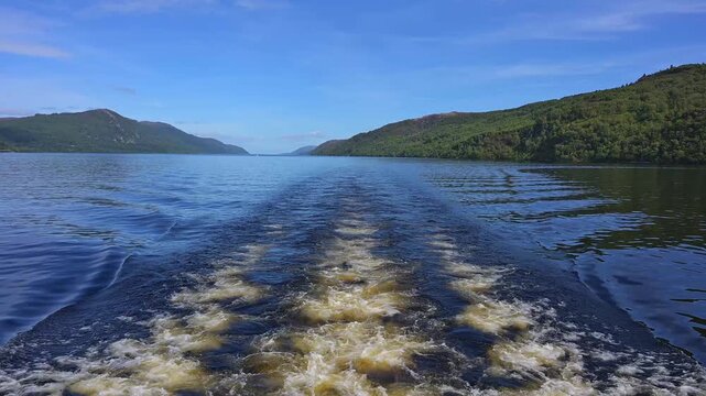 Wellenbewegung auf einem Fluss, umgeben von h&uuml;geliger Landschaft und blauem Himmel, Fort Augustus, Loch Ness, Schottland, Vereinigtes K&ouml;nigreich, Gro&szlig;britannien