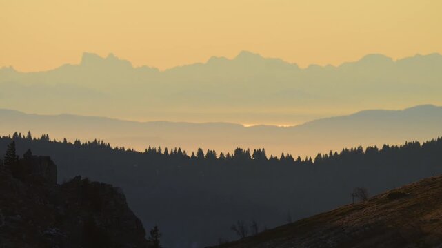 Neblige Berge und ruhiger Stimmung, Sonnenaufgang, Blickrichtung Rheintal, Hohneck, La Bresse, Vogesen, Frankreich