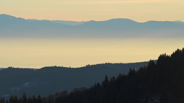 Neblige Berge und ruhiger Stimmung, Sonnenaufgang, Blickrichtung Rheintal, Hohneck, La Bresse, Vogesen, Frankreich