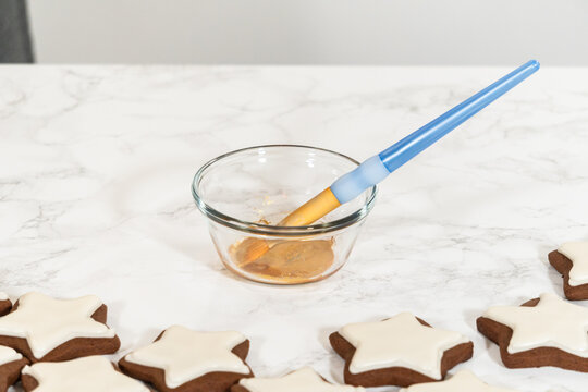 Perfectly Icing Star Cookies with Royal Icing
