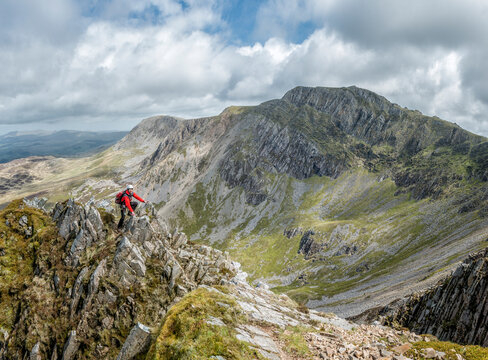UK, Wales, Cadair Idris, Cyfrwy Arete, woman rock climbing