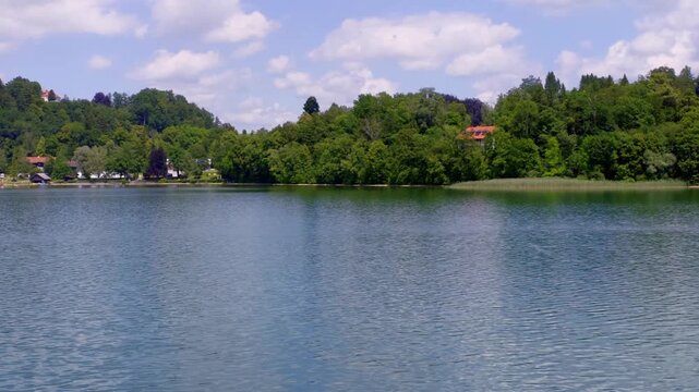 Blick auf das Ufer am Kochelsee, Alpenvorland, Blaues Land, Kochel, Oberbayern, Bayern, Deutschland