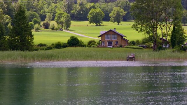 Blick auf das Ufer am Kochelsee bei Raut, Alpenvorland, Blaues Land, Kochel, Oberbayern, Bayern, Deutschland