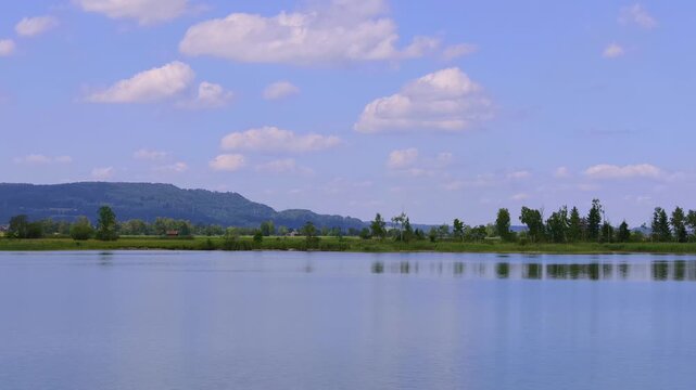 Blick auf das Ufer am Kochelsee bei Schlehdorf, Alpenvorland, Blaues Land, Kochel, Oberbayern, Bayern, Deutschland