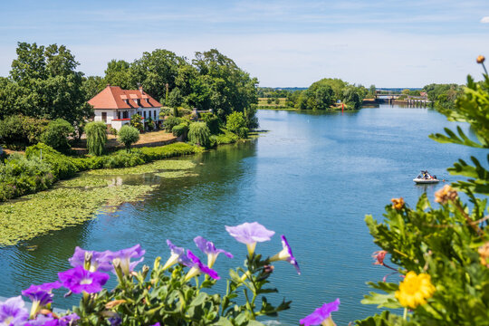 Vue depuis le pont sur la Sa&ocirc;ne dans la commune de Seurre, en Bourgogne, France
