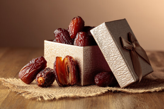 Dates fruits in gift box.