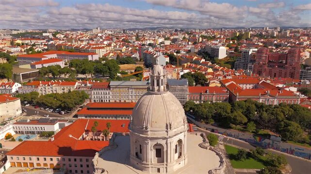 A drone rapidly pulls back from a domed landmark revealing neighborhoods and a wide skyline