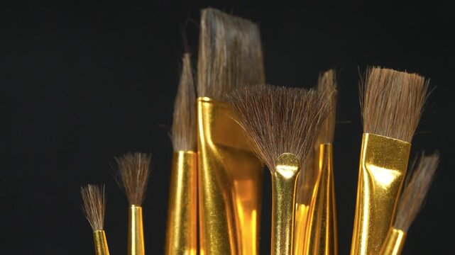 Natural pony bristle painting brushes for artists, featuring round and flat