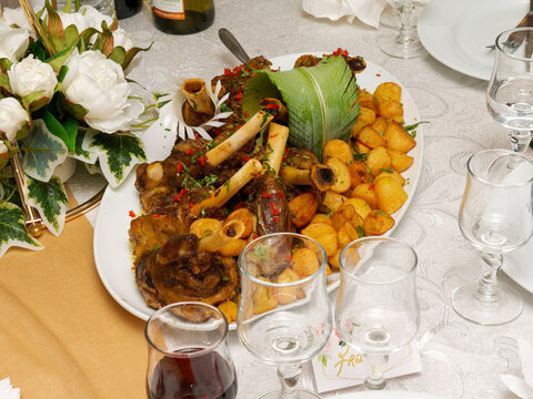 Plat de souris d'agneau r&ocirc;ties avec pommes de terre grenailles servi lors d'une r&eacute;ception de mariage ou d'un &eacute;v&eacute;nement gastronomique
