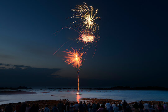 Magnifique feu d'artifice sur la mer en Bretagne