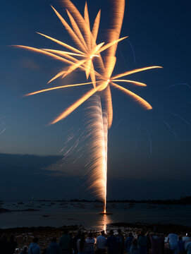 Magnifique feu d'artifice sur la mer en Bretagne