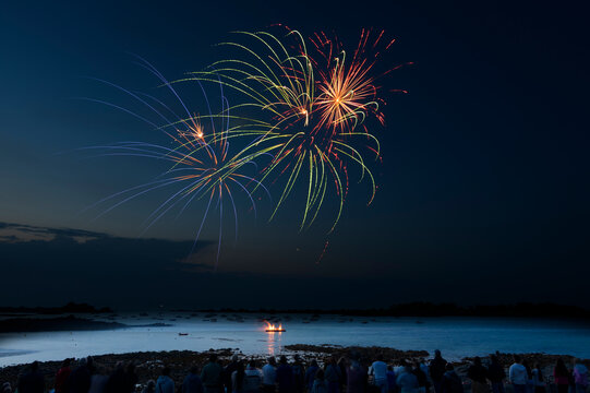 Magnifique feu d'artifice sur la mer en Bretagne