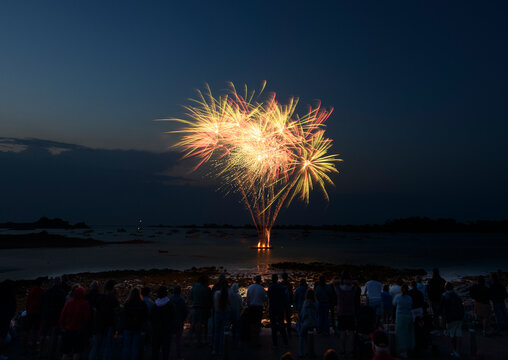 Magnifique feu d'artifice sur la mer en Bretagne