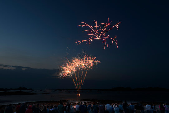 Magnifique feu d'artifice sur la mer en Bretagne